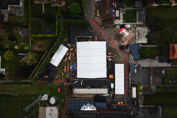 luchtfoto feesttent 